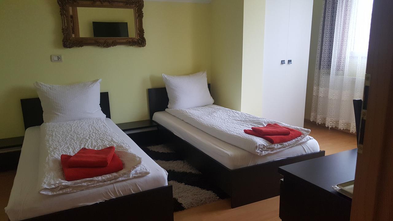 Family Pension Arad Exterior photo